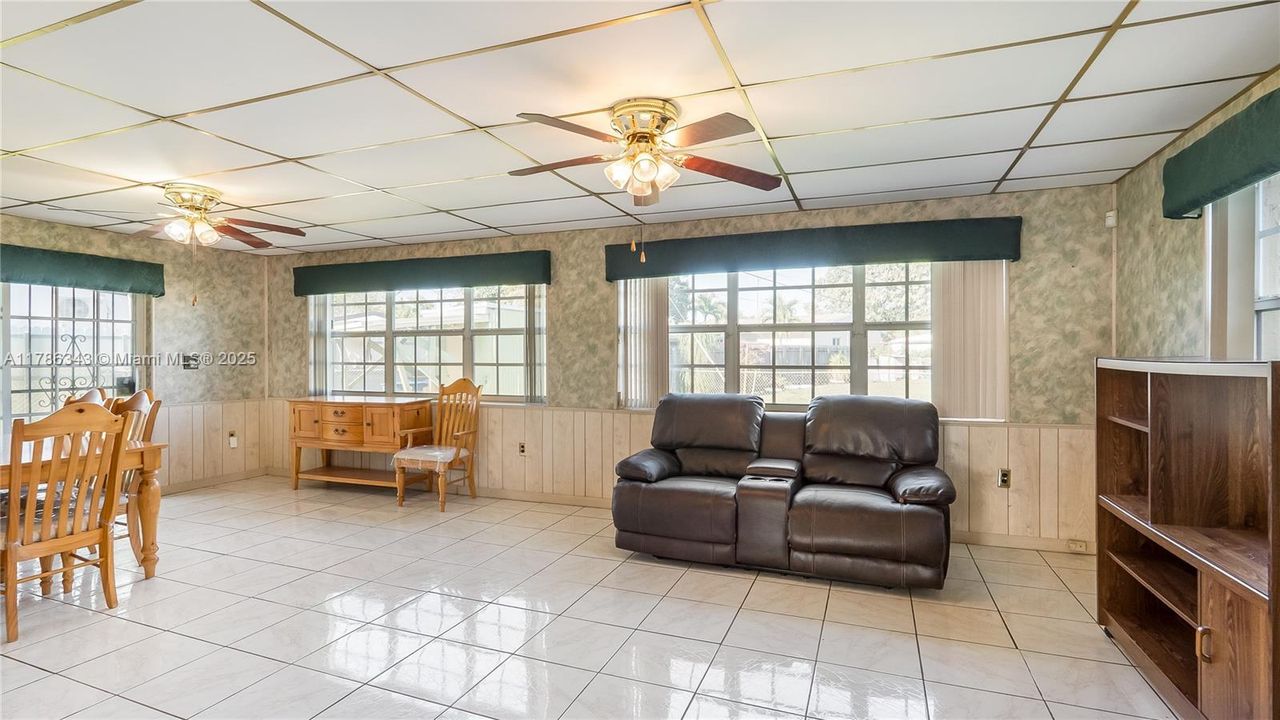 Vendido Recientemente: $600,000 (3 camas, 2 baños, 1924 Pies cuadrados)