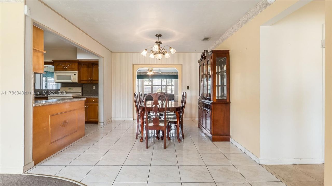 Vendido Recientemente: $600,000 (3 camas, 2 baños, 1924 Pies cuadrados)