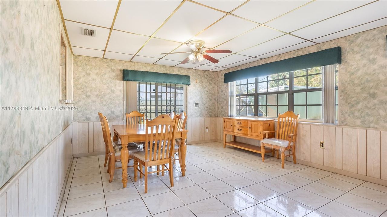 Vendido Recientemente: $600,000 (3 camas, 2 baños, 1924 Pies cuadrados)