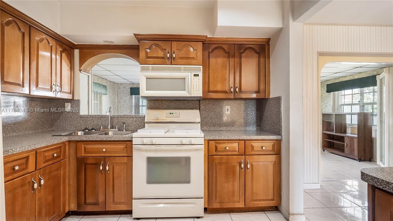 Vendido Recientemente: $600,000 (3 camas, 2 baños, 1924 Pies cuadrados)