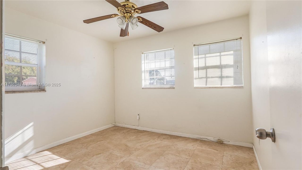 Vendido Recientemente: $600,000 (3 camas, 2 baños, 1924 Pies cuadrados)