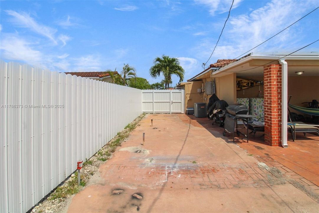 Recently Sold: $749,000 (3 beds, 2 baths, 1490 Square Feet)