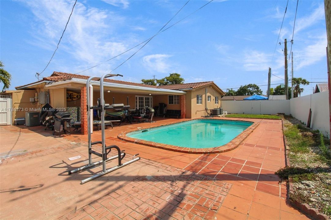 Recently Sold: $749,000 (3 beds, 2 baths, 1490 Square Feet)