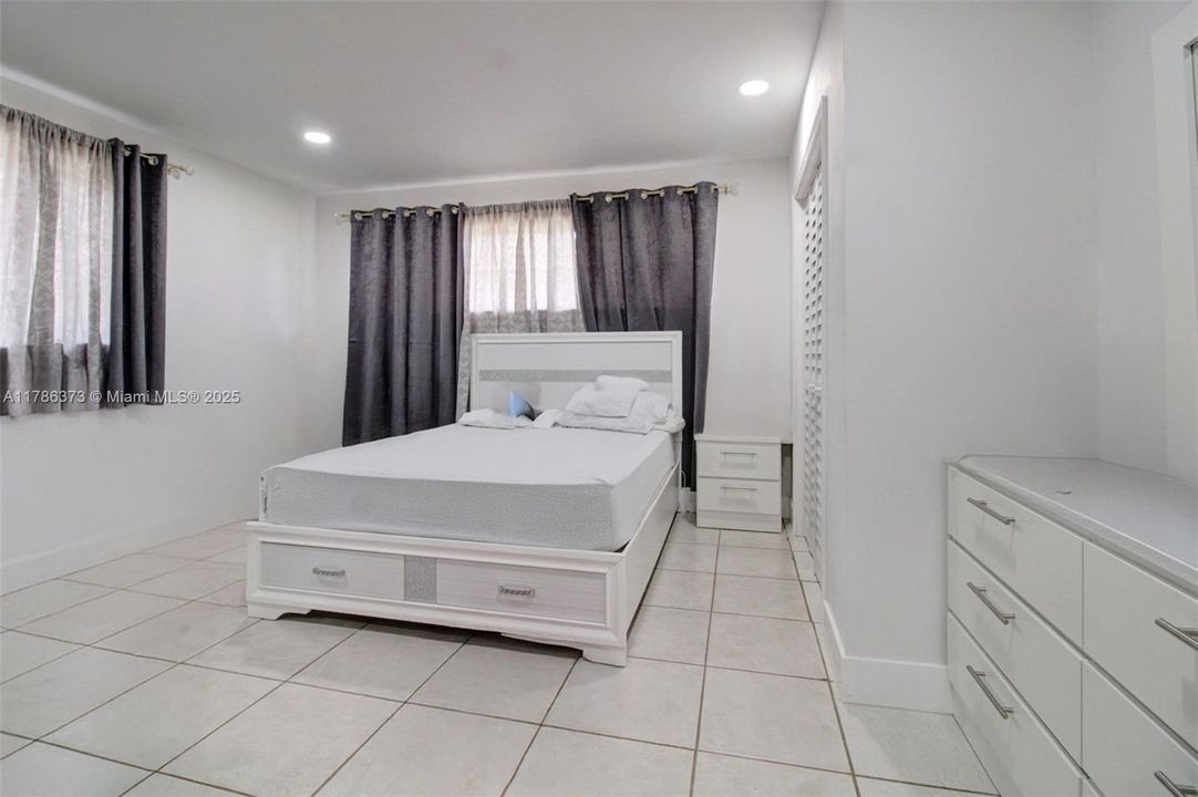 Recently Sold: $749,000 (3 beds, 2 baths, 1490 Square Feet)