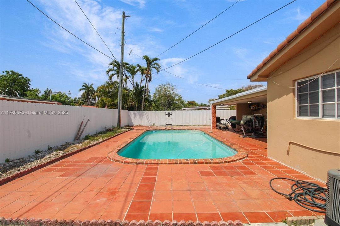 Recently Sold: $749,000 (3 beds, 2 baths, 1490 Square Feet)