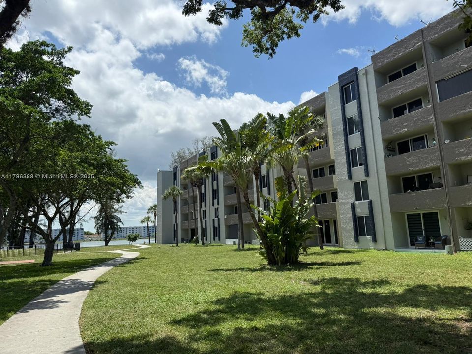 Recientemente alquilado: $1,950 (2 camas, 2 baños, 960 Pies cuadrados)