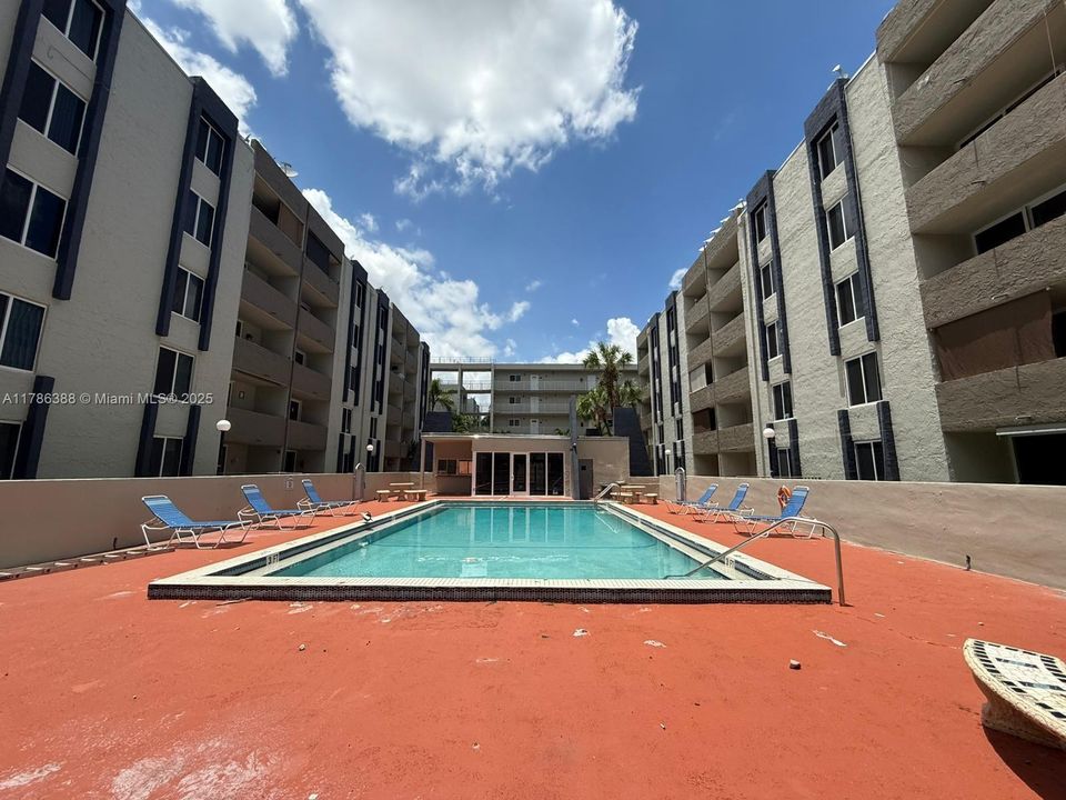 Recientemente alquilado: $1,950 (2 camas, 2 baños, 960 Pies cuadrados)