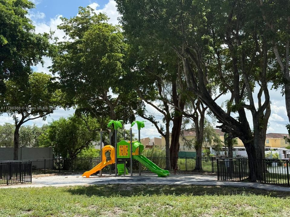 Recientemente alquilado: $1,950 (2 camas, 2 baños, 960 Pies cuadrados)