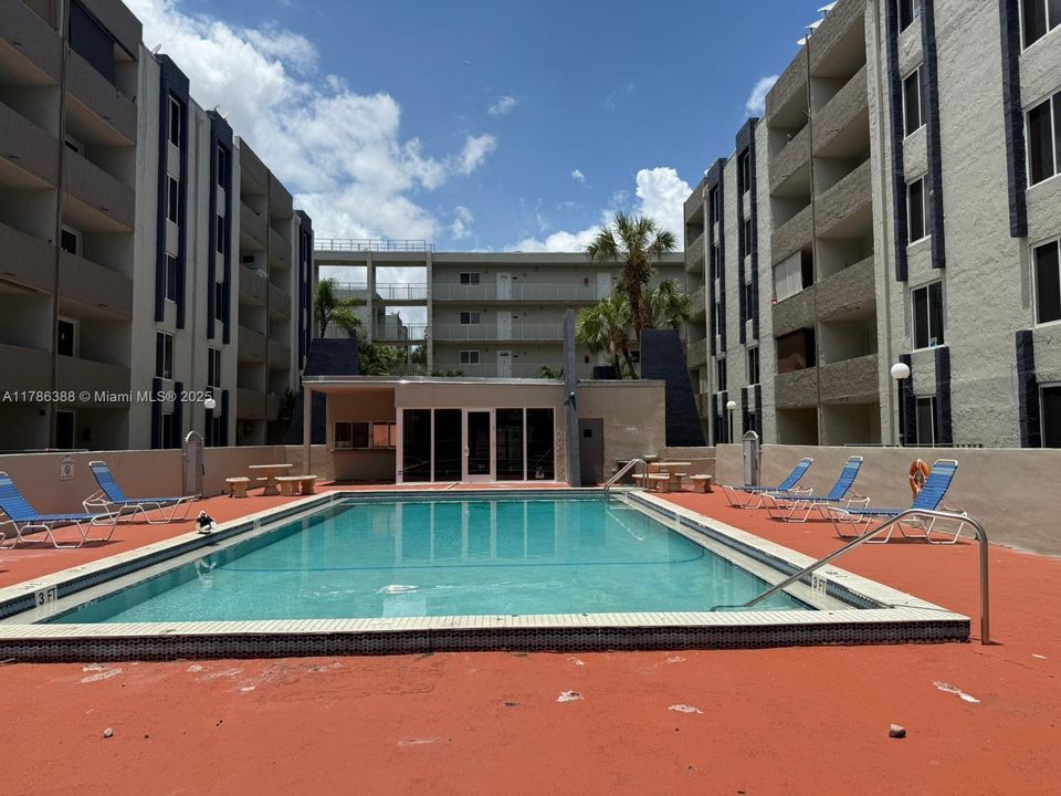 Recientemente alquilado: $1,950 (2 camas, 2 baños, 960 Pies cuadrados)