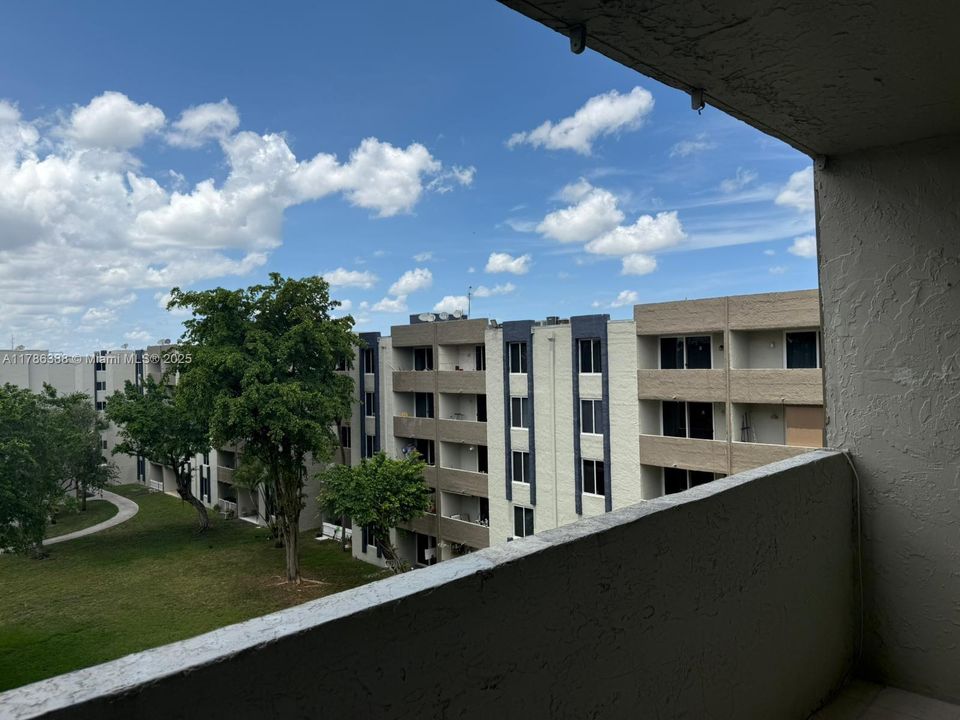 Recientemente alquilado: $1,950 (2 camas, 2 baños, 960 Pies cuadrados)