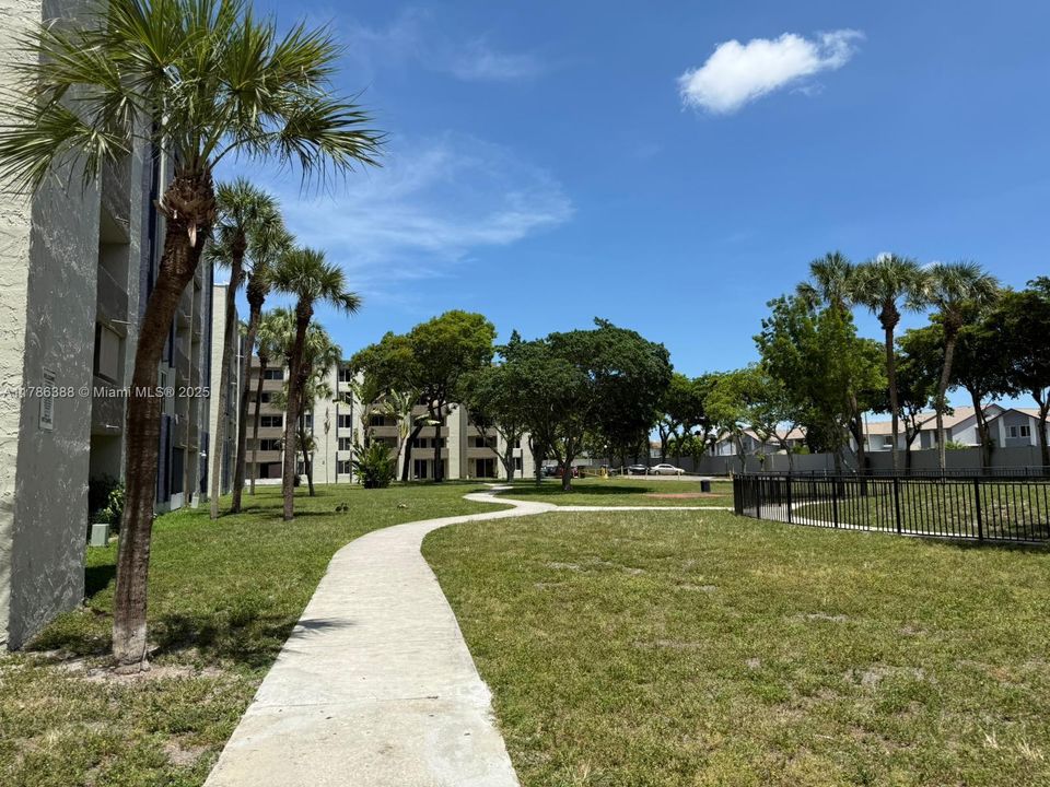 Recientemente alquilado: $1,950 (2 camas, 2 baños, 960 Pies cuadrados)