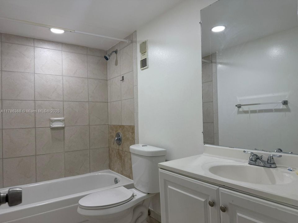 Recientemente alquilado: $1,950 (2 camas, 2 baños, 960 Pies cuadrados)