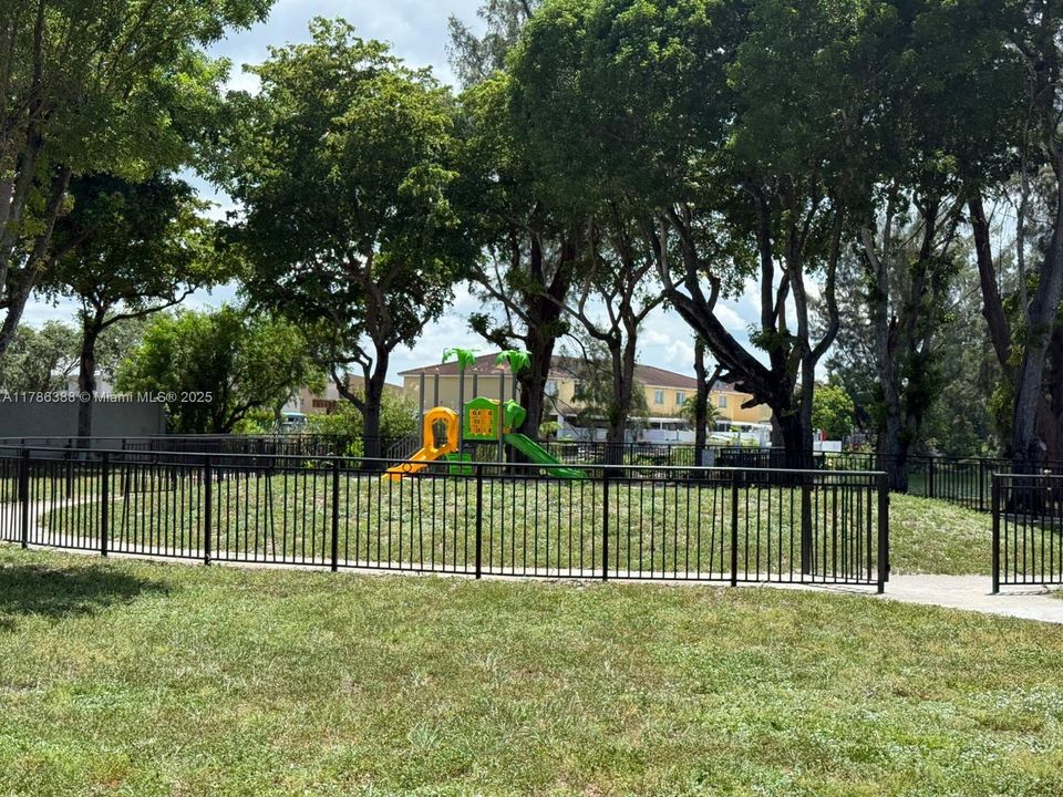 Recientemente alquilado: $1,950 (2 camas, 2 baños, 960 Pies cuadrados)