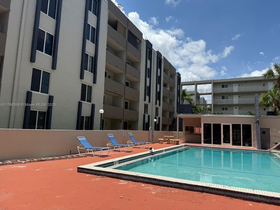 Recientemente alquilado: $1,950 (2 camas, 2 baños, 960 Pies cuadrados)