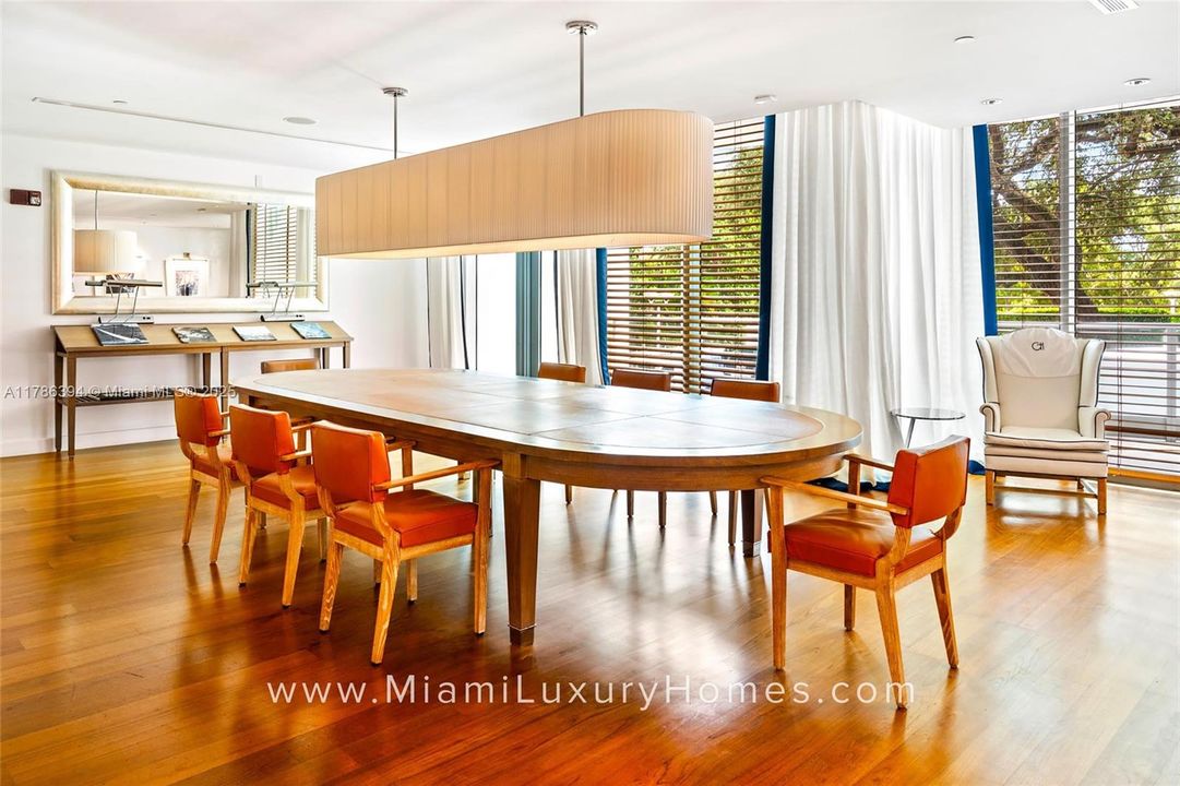 Vendido Recientemente: $3,295,000 (2 camas, 2 baños, 1756 Pies cuadrados)