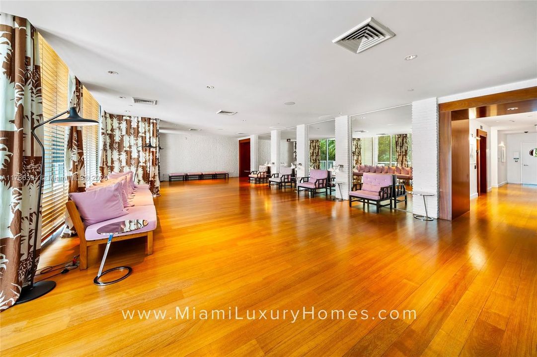 Vendido Recientemente: $3,295,000 (2 camas, 2 baños, 1756 Pies cuadrados)