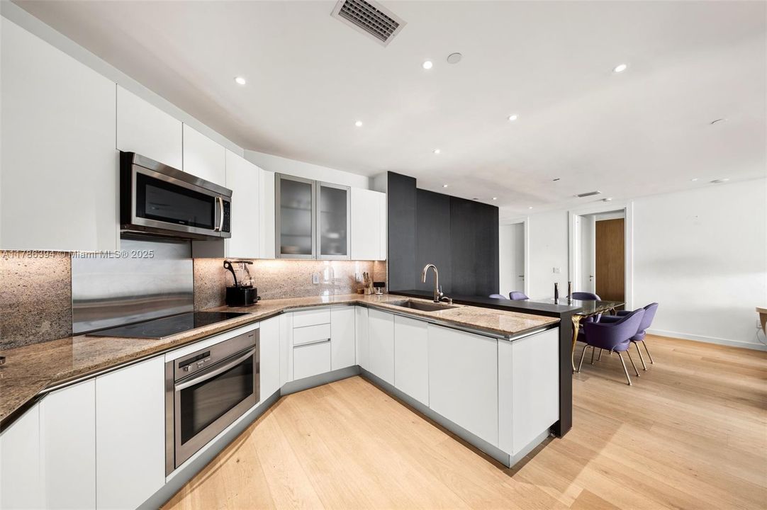 Vendido Recientemente: $3,295,000 (2 camas, 2 baños, 1756 Pies cuadrados)