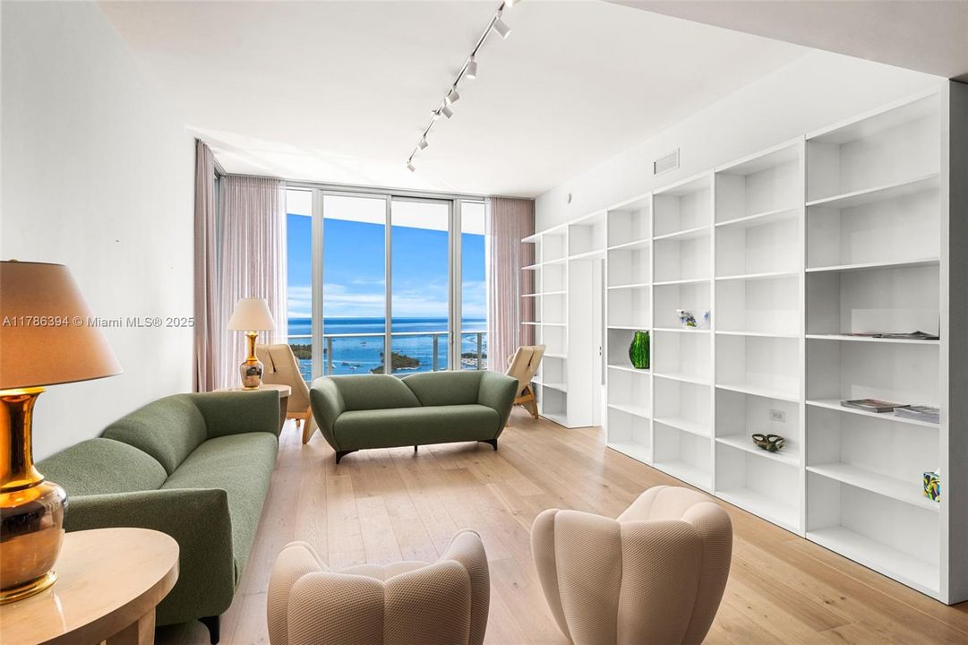 Vendido Recientemente: $3,295,000 (2 camas, 2 baños, 1756 Pies cuadrados)