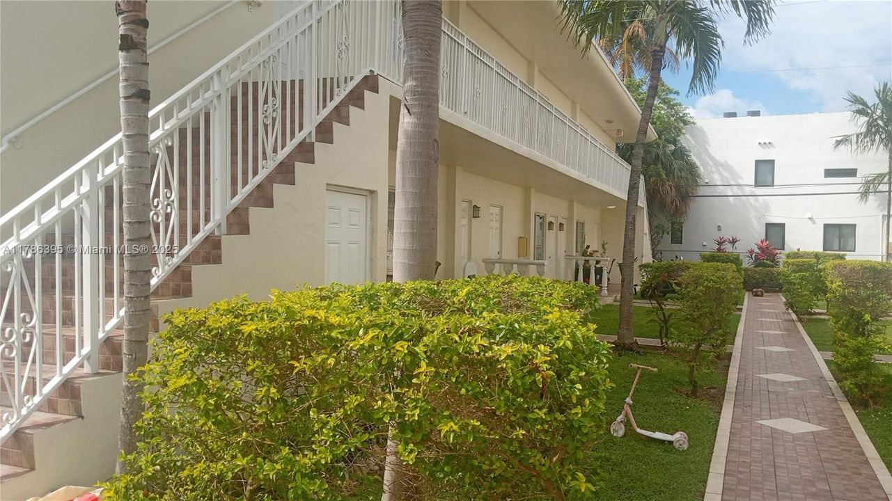 最近售出: $245,000 (2 贝兹, 2 浴室, 953 平方英尺)