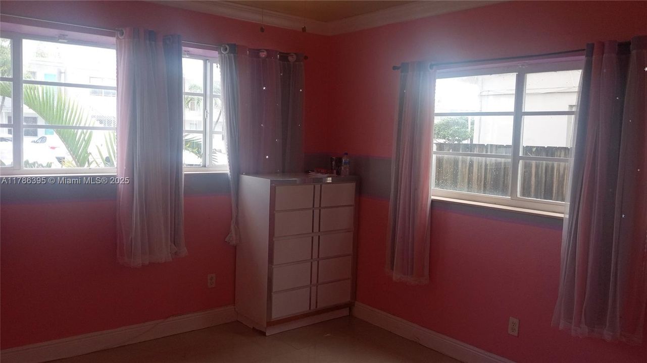 最近售出: $245,000 (2 贝兹, 2 浴室, 953 平方英尺)