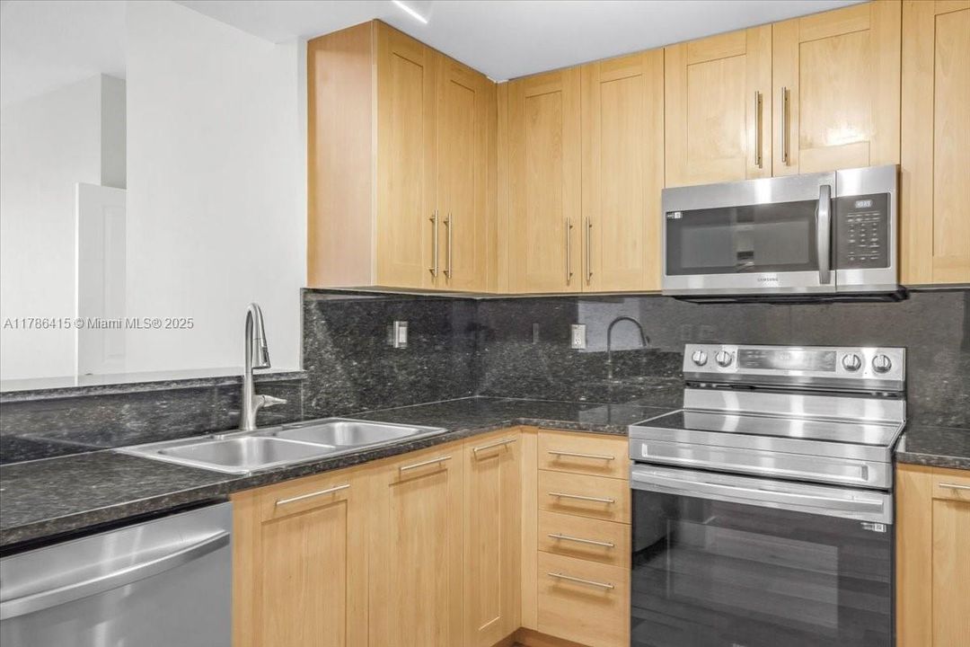 For Sale: $550,000 (2 beds, 2 baths, 1246 Square Feet)