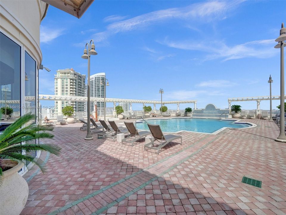For Sale: $550,000 (2 beds, 2 baths, 1246 Square Feet)