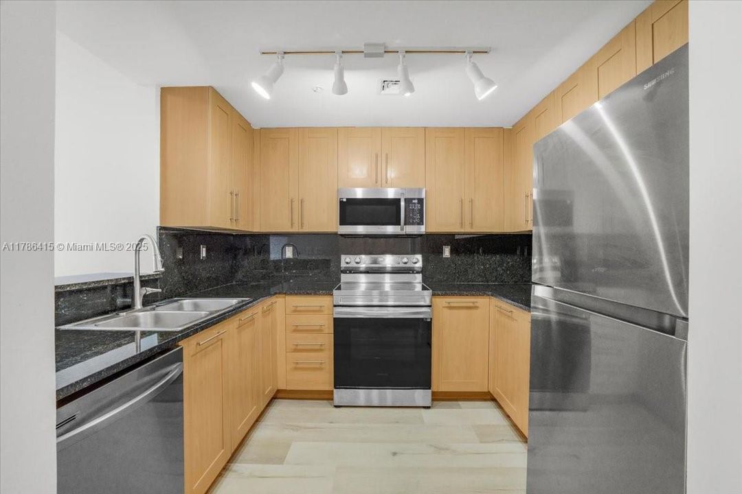 For Sale: $550,000 (2 beds, 2 baths, 1246 Square Feet)