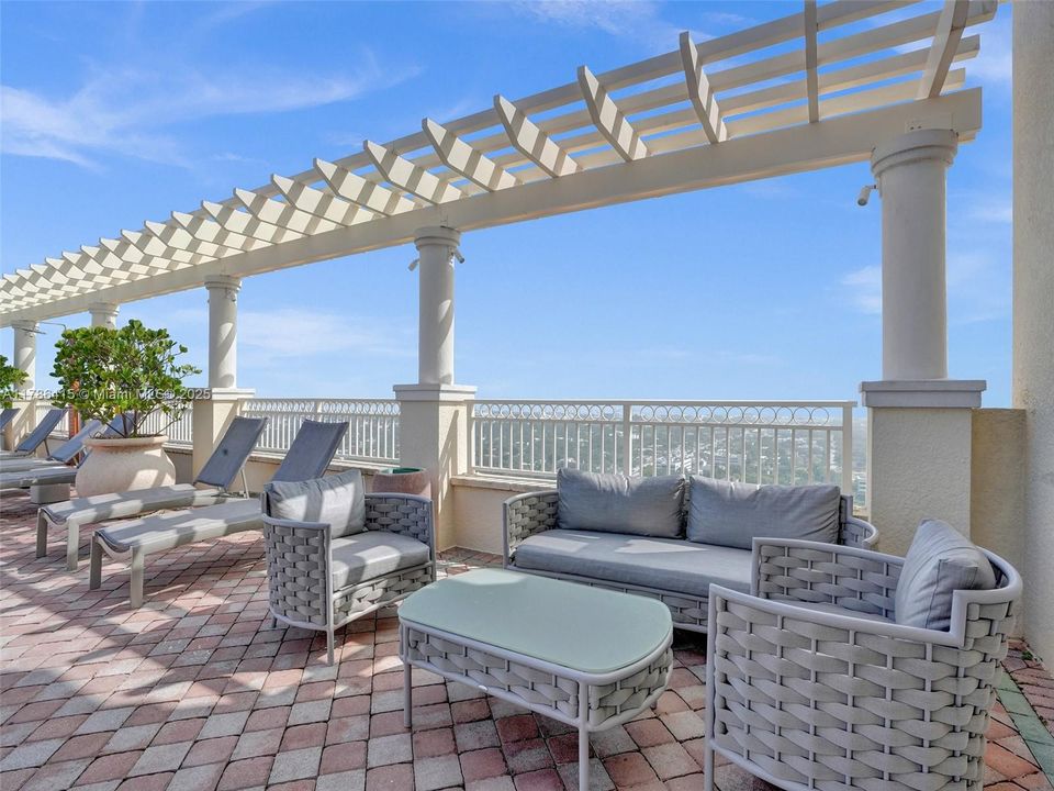 For Sale: $550,000 (2 beds, 2 baths, 1246 Square Feet)
