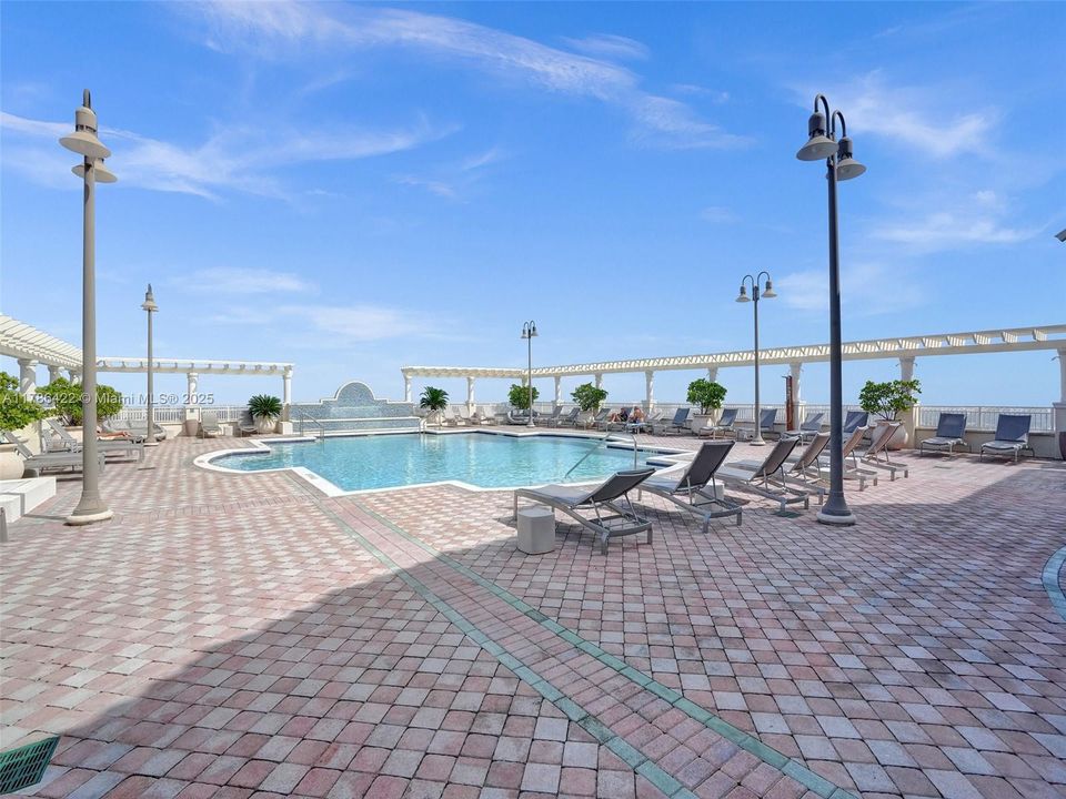 Recently Rented: $3,300 (2 beds, 2 baths, 1246 Square Feet)