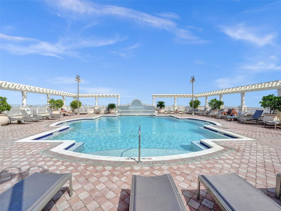 Recently Rented: $3,300 (2 beds, 2 baths, 1246 Square Feet)