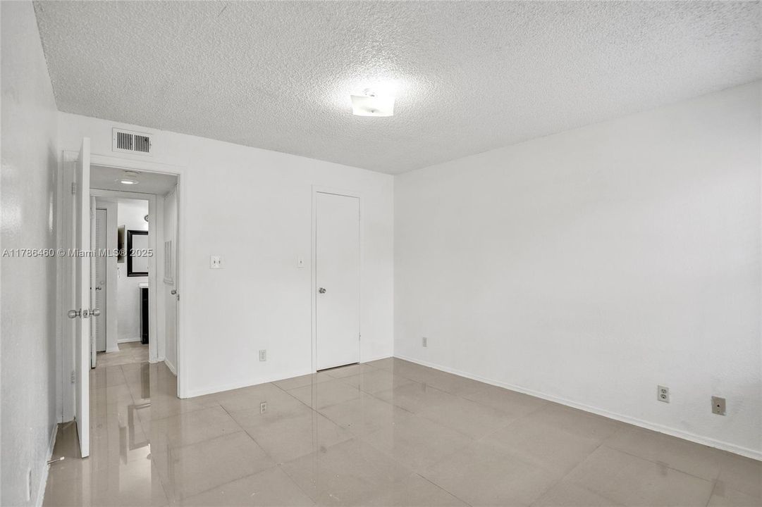For Sale: $220,000 (1 beds, 1 baths, 805 Square Feet)