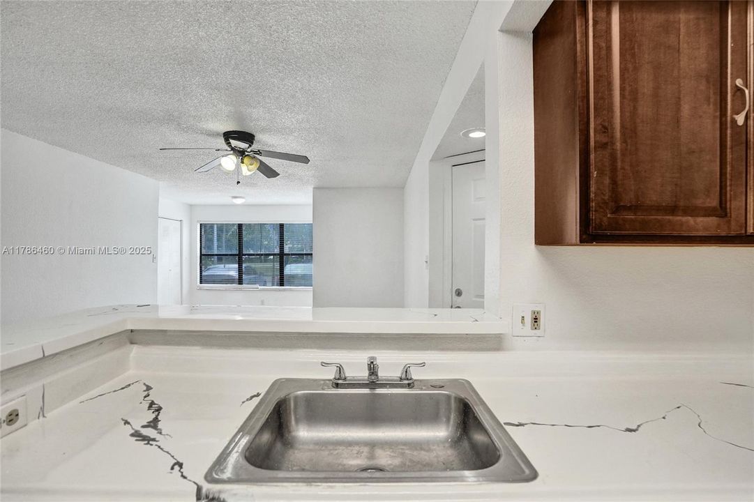 For Sale: $220,000 (1 beds, 1 baths, 805 Square Feet)