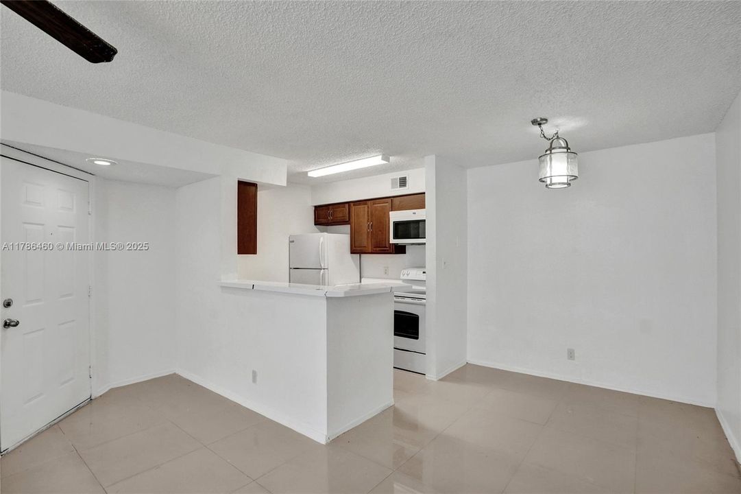 For Sale: $220,000 (1 beds, 1 baths, 805 Square Feet)