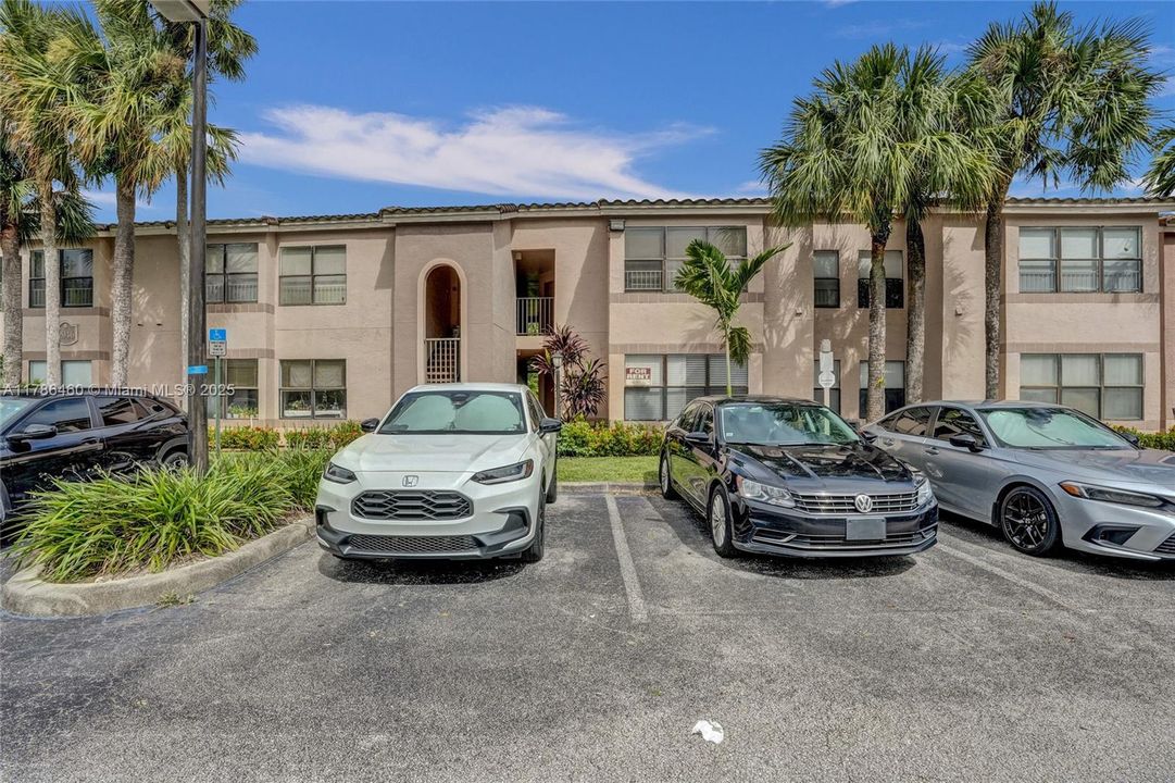 For Sale: $220,000 (1 beds, 1 baths, 805 Square Feet)
