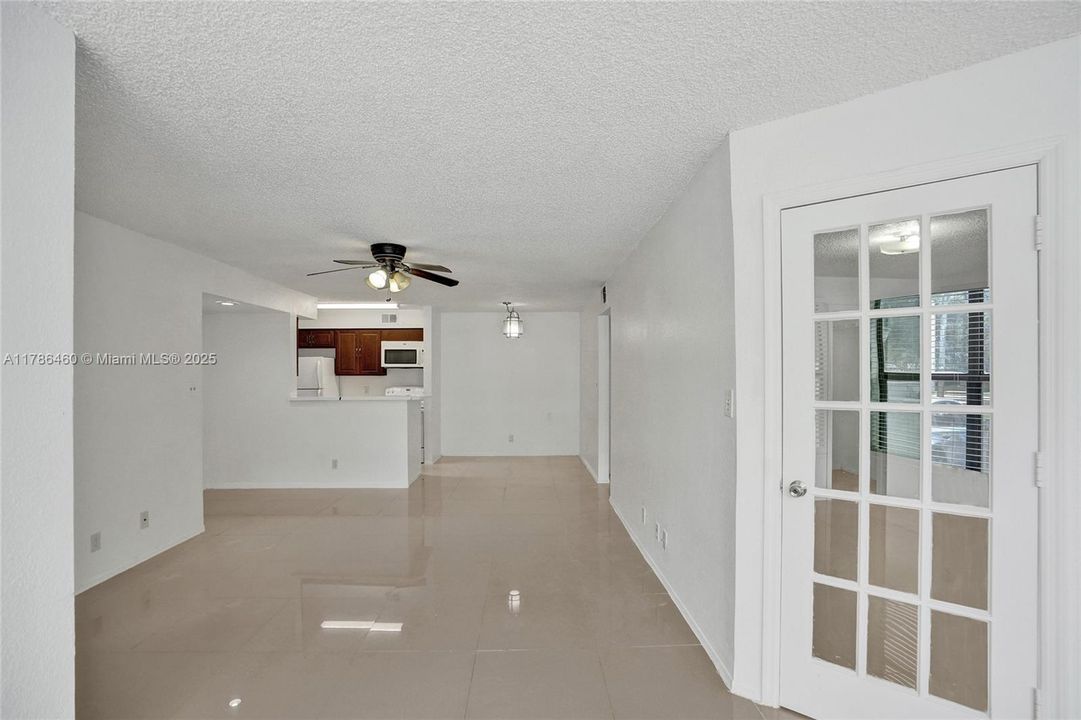 For Sale: $220,000 (1 beds, 1 baths, 805 Square Feet)