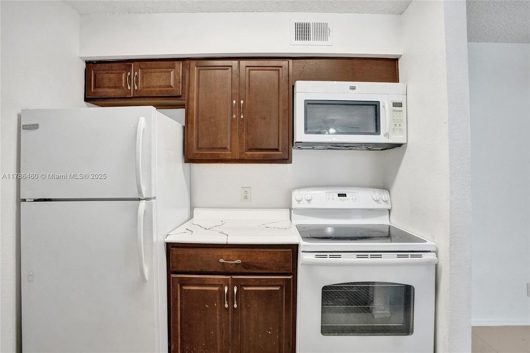 For Sale: $220,000 (1 beds, 1 baths, 805 Square Feet)