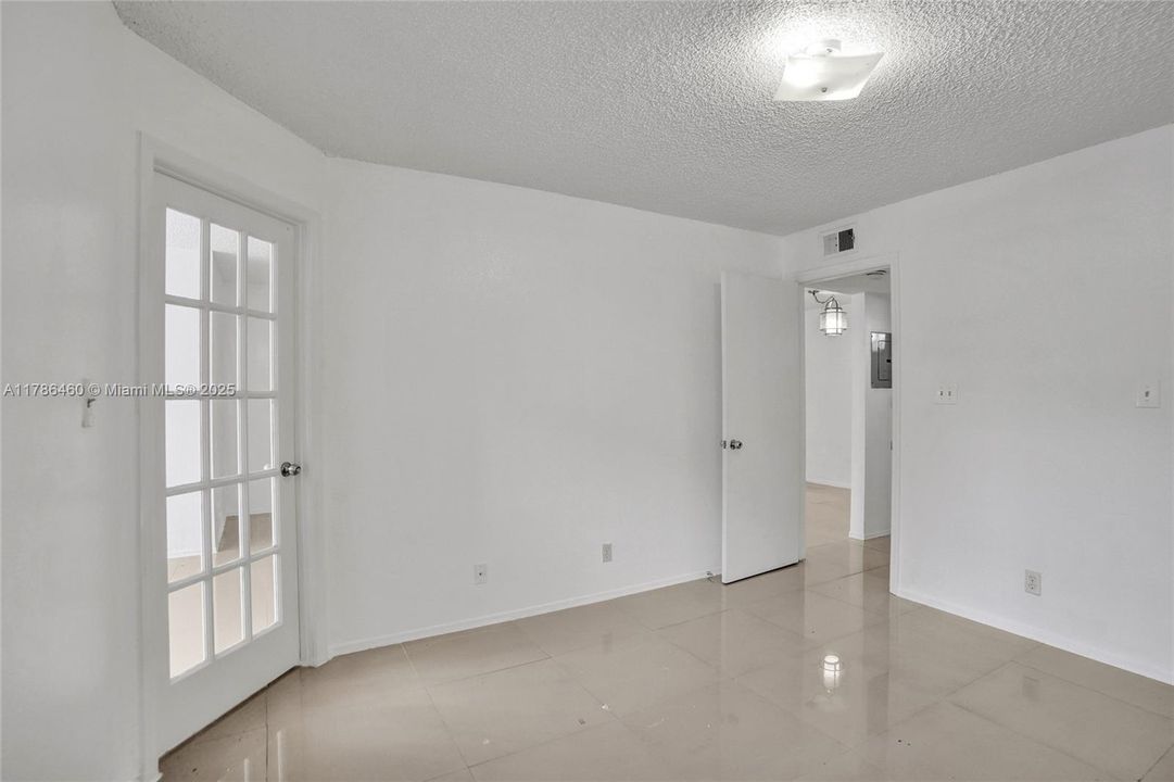 For Sale: $220,000 (1 beds, 1 baths, 805 Square Feet)