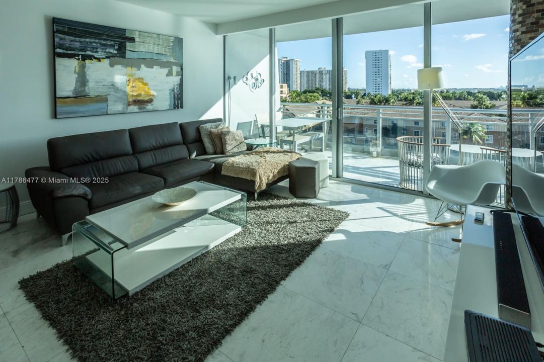 待售: $940,000 (2 贝兹, 2 浴室, 1376 平方英尺)