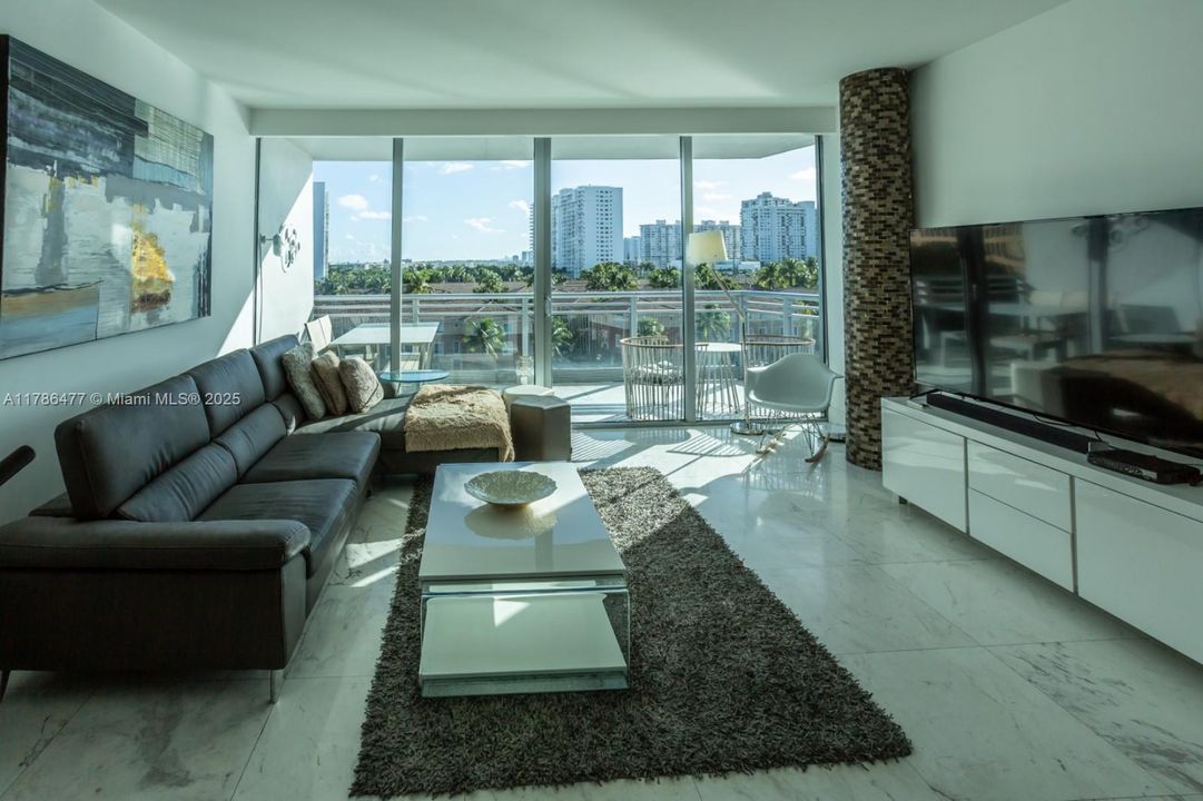 待售: $940,000 (2 贝兹, 2 浴室, 1376 平方英尺)