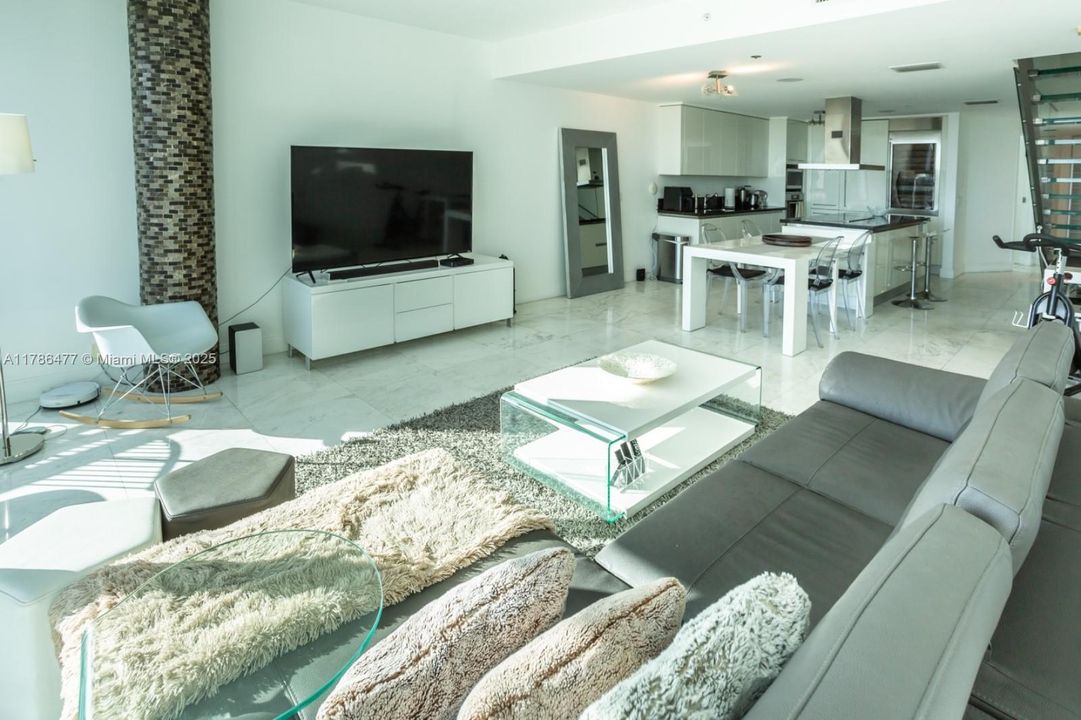 待售: $940,000 (2 贝兹, 2 浴室, 1376 平方英尺)