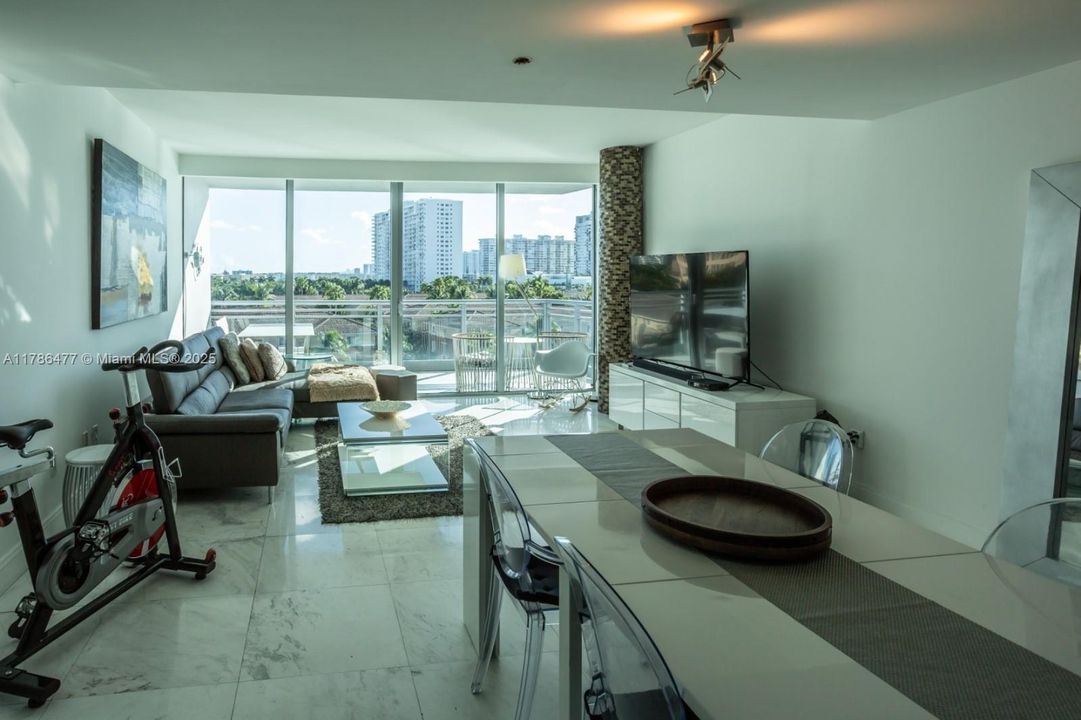 待售: $940,000 (2 贝兹, 2 浴室, 1376 平方英尺)