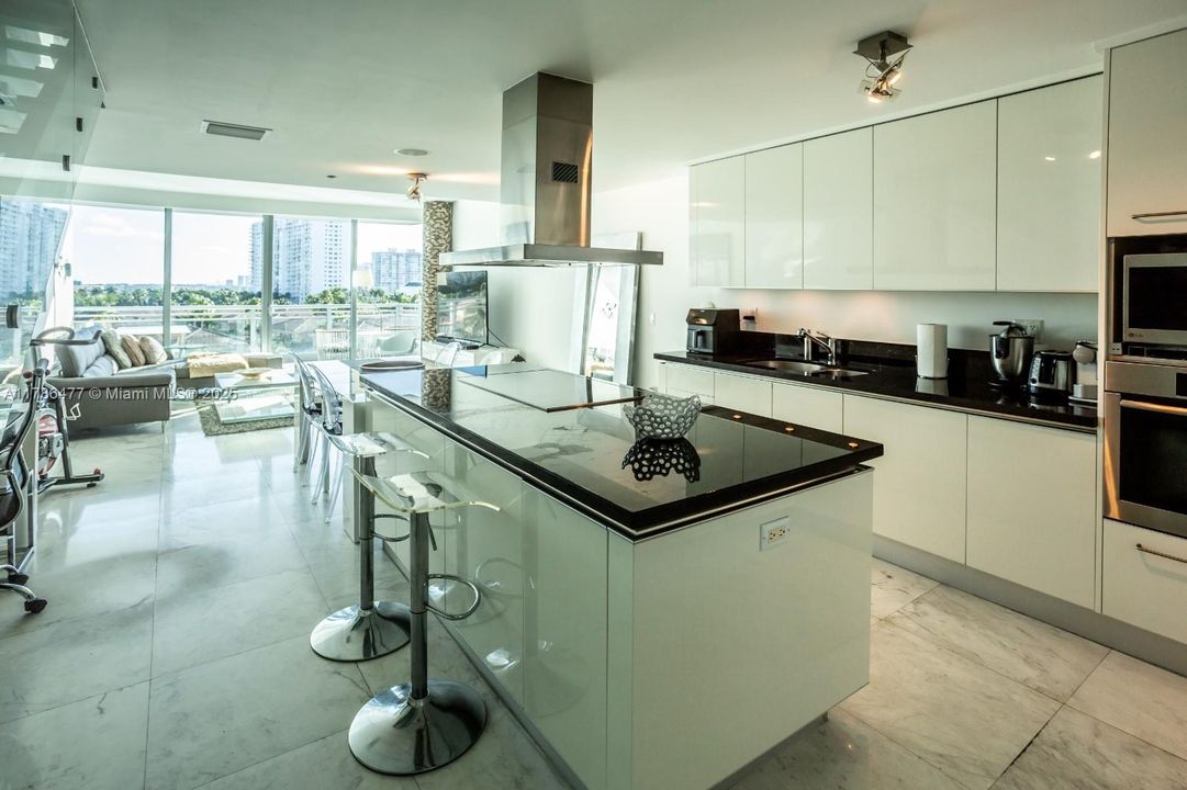 待售: $940,000 (2 贝兹, 2 浴室, 1376 平方英尺)