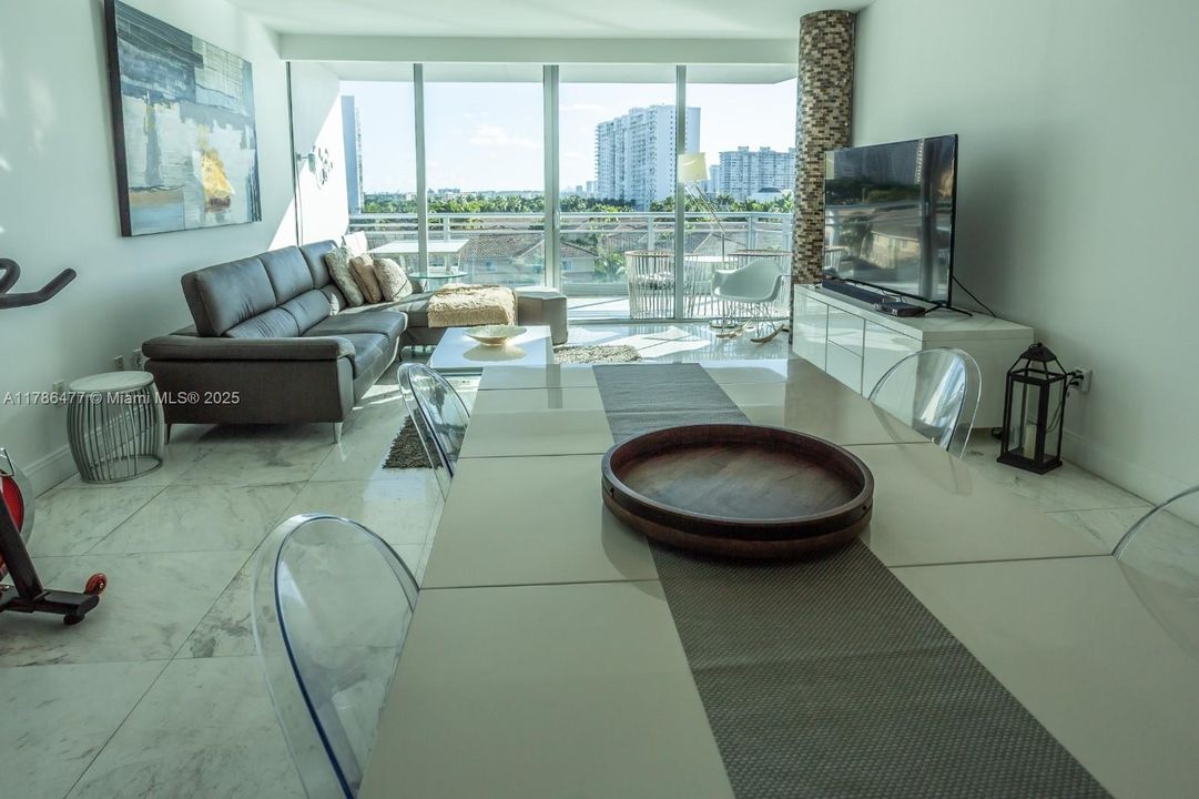 待售: $940,000 (2 贝兹, 2 浴室, 1376 平方英尺)