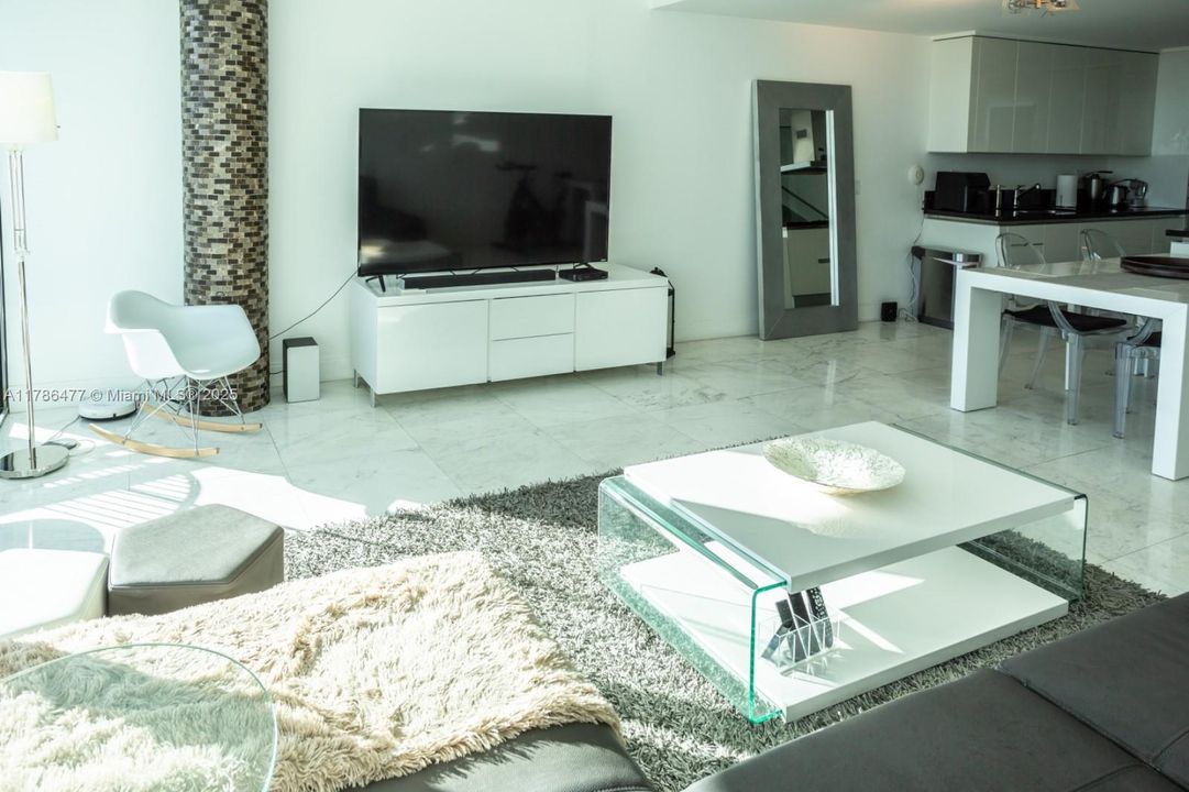 待售: $940,000 (2 贝兹, 2 浴室, 1376 平方英尺)