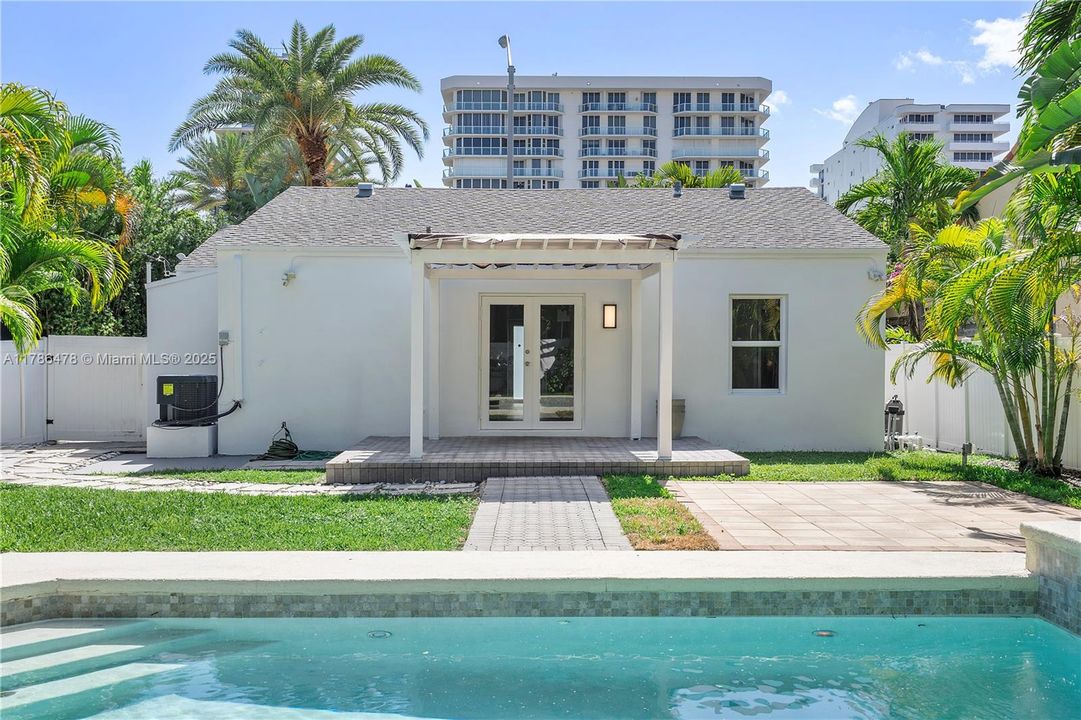 最近售出: $1,390,000 (3 贝兹, 2 浴室, 1186 平方英尺)