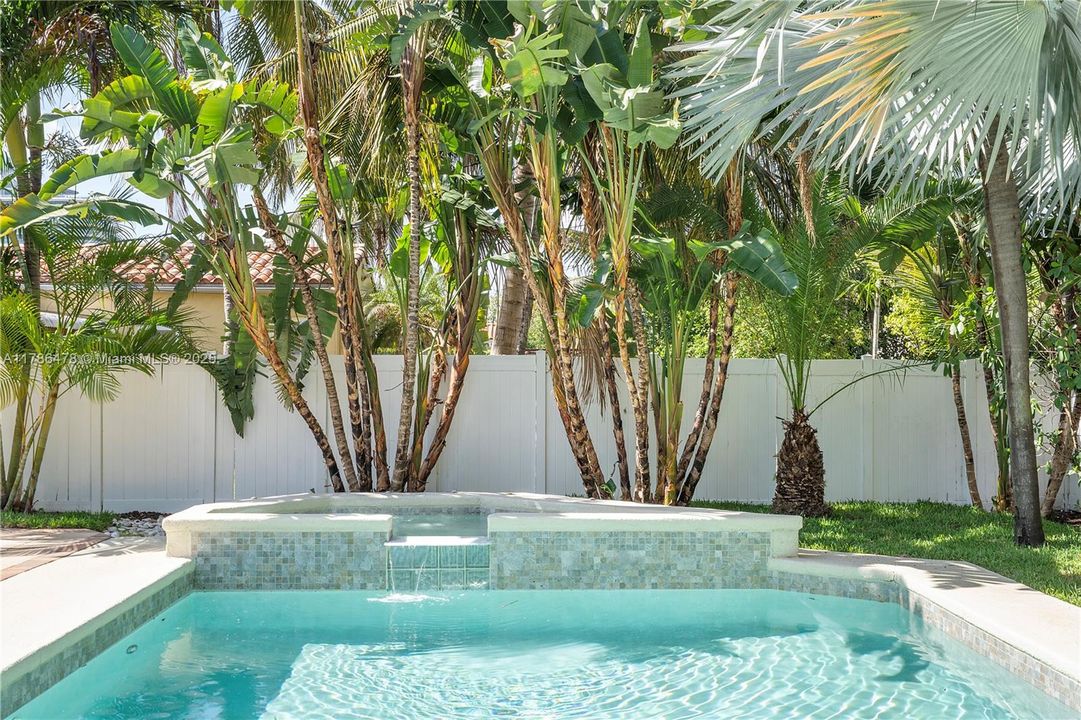 最近售出: $1,390,000 (3 贝兹, 2 浴室, 1186 平方英尺)