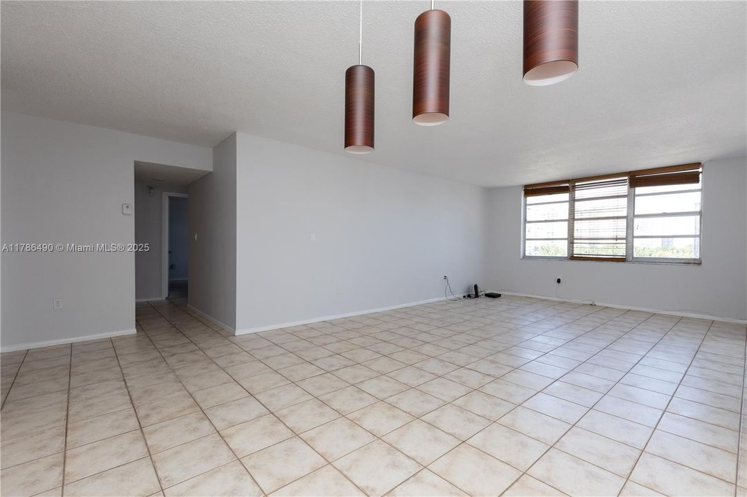 待售: $209,000 (2 贝兹, 2 浴室, 1268 平方英尺)