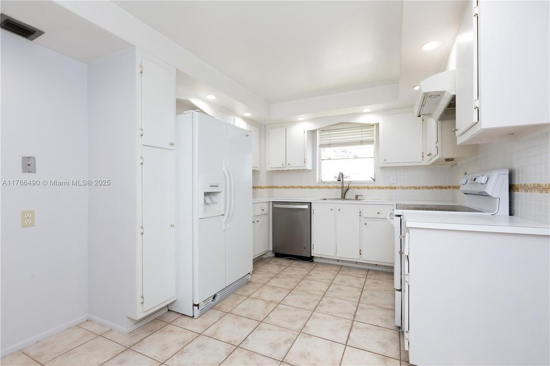 待售: $209,000 (2 贝兹, 2 浴室, 1268 平方英尺)