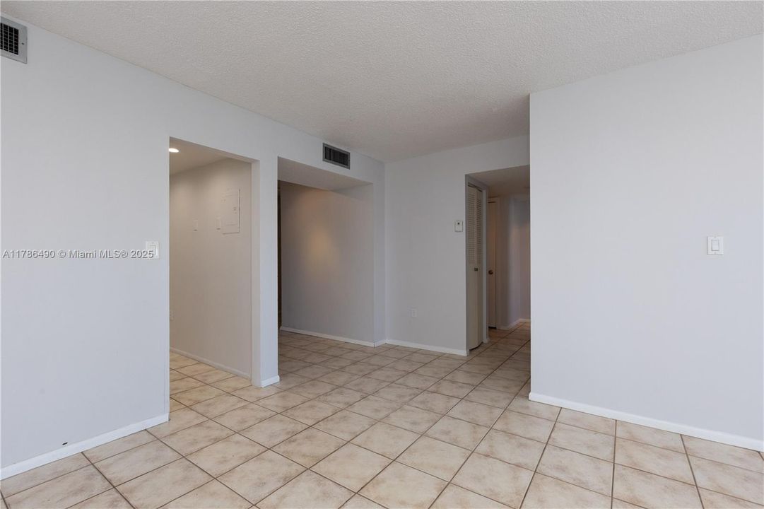 待售: $209,000 (2 贝兹, 2 浴室, 1268 平方英尺)