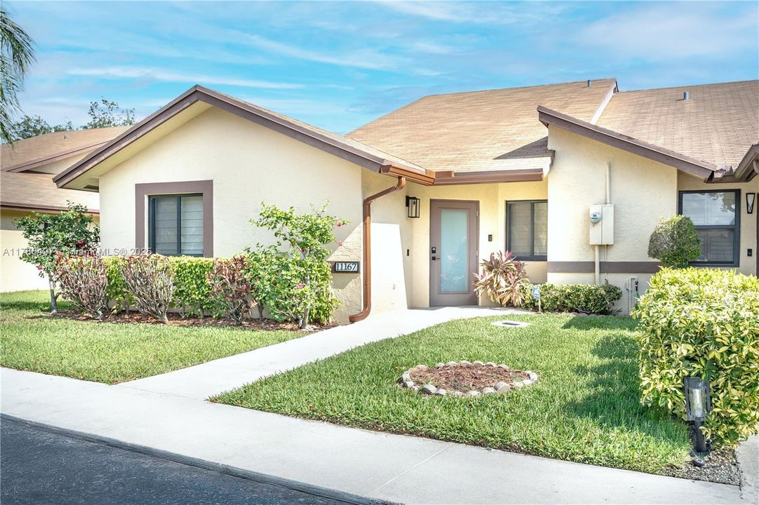 Recently Sold: $435,000 (3 beds, 2 baths, 1378 Square Feet)